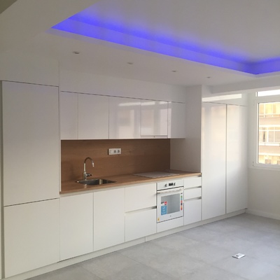 DETALLE DE ZÓCALO BLANCO Y VITROCERAMICA BLANCA