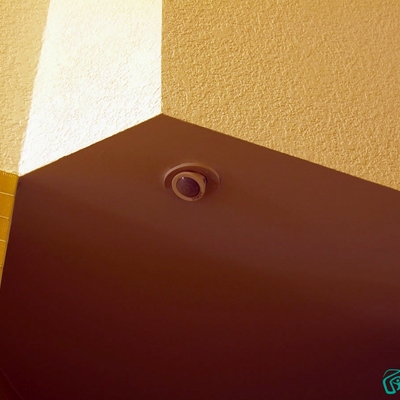 Detalle detector de movimiento iluminacion portal