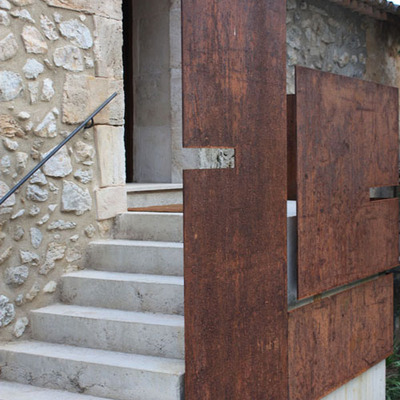 Detalle escalera acceso.