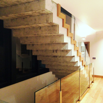 Detalle escalera en hormigón visto