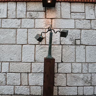 Detalle escultura iluminada