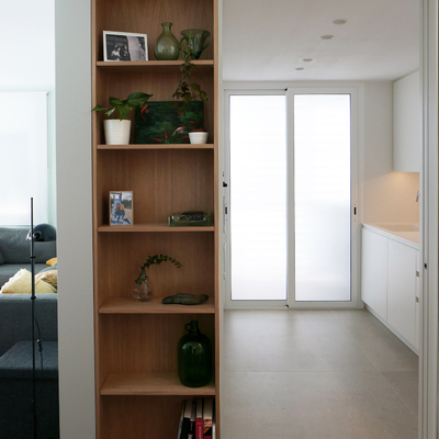 Detalle estantería. Cocina abierta al salón con corredera