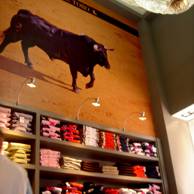 Detalle estantería y mural