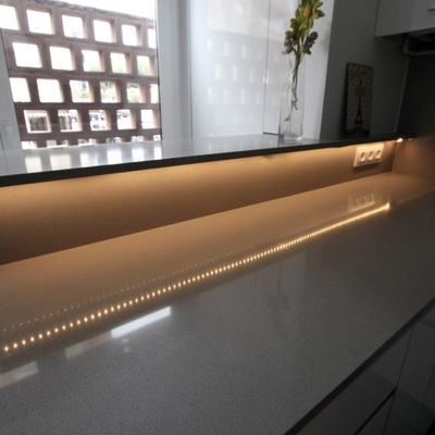 Detalle iluminacion bajo barra en la cocina