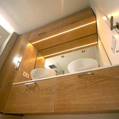 Detalle ilumincación integrada en mueble mediante led lineal.