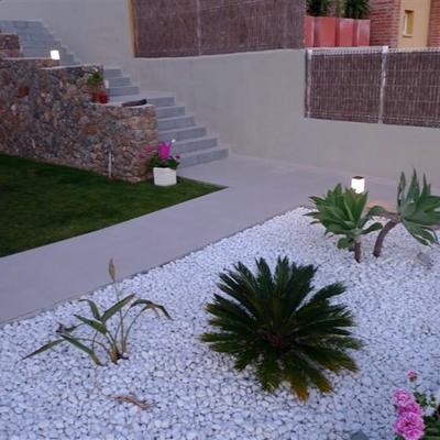 Detalle jardín con escalera posterior