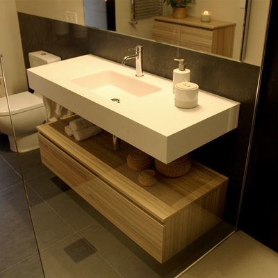 Detalle lavabo desde dentro de la ducha