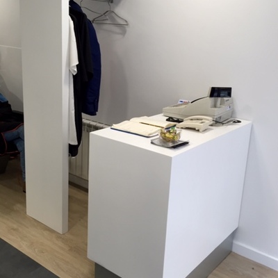 Detalle mueble perchero y mueble mostrador-caja
