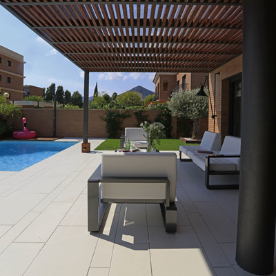 DETALLE PERGOLA Y PISCINA