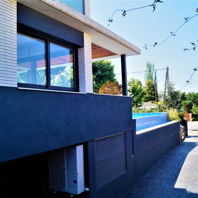 Detalle piscina desbordante