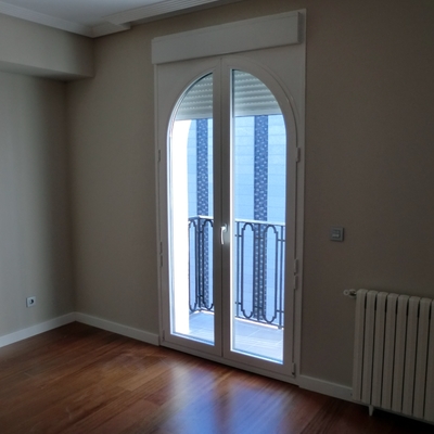 Detalle puerta balcón arco medio punto