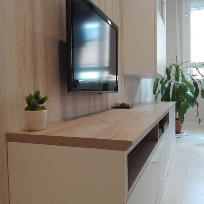 Detalle TV colgada mecanismos ocultos