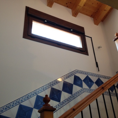 Detalle ventana escalera basculante apertura remota