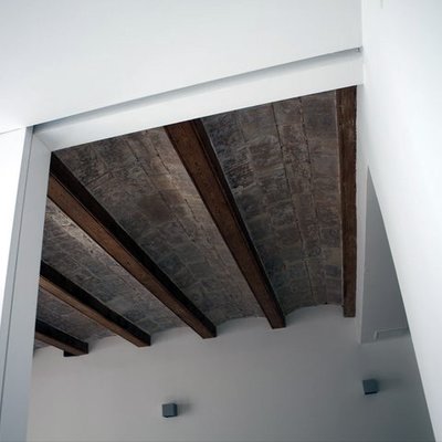 Detalle vigas de madera restauradas