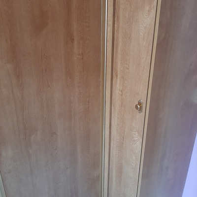 armario dormitorio con zapateros a los lados