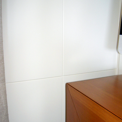 Detalles forro de pared lacado y mesa en norte viejo