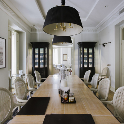 comedor con lámapras negras