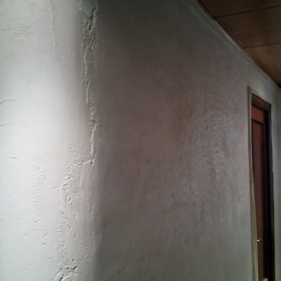 Paredes del pasillo con primera micro capa aplicada