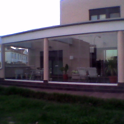 DISFUTA DE UN NUEVO ESPACIO EN TU HOGAR CON CORTINAS DE CRISTAL LUMON