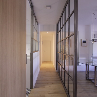 Distribuidor con puerta abierta