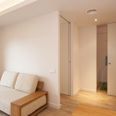 Distribuidor de habitaciones con puertas correderas abiertas