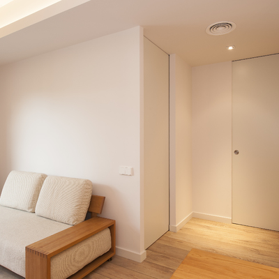 Distribuidor de habitaciones con puertas correderas cerradas