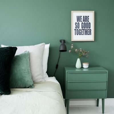 Dormitorio pared verde