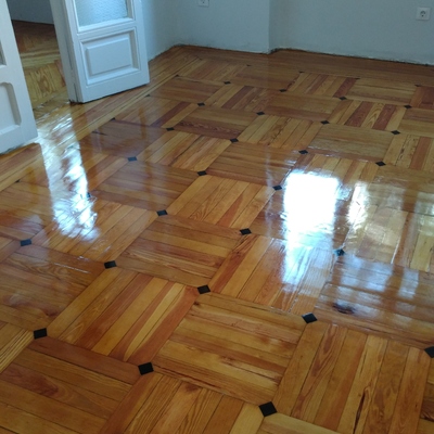 Acutillado y tenido de parquet de pino melis viejo