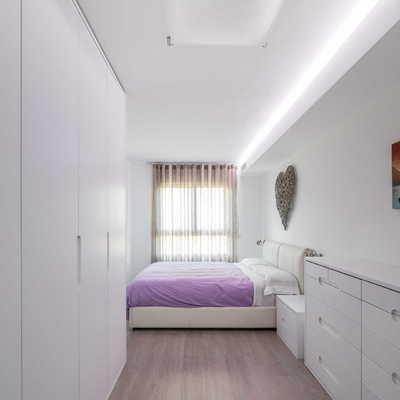 Dormitorio en blanco y colcha lila