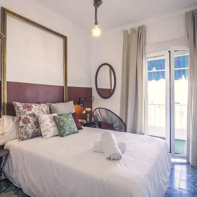 Dormitorio con acceso a balcón