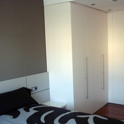 Dormitorio con armario a medida