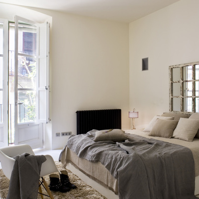 Dormitorio con balcón