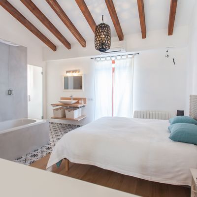 Dormitorio con baño integrado