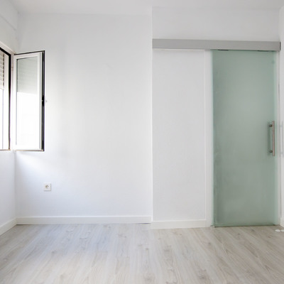 Dormitorio con el baño al fondo