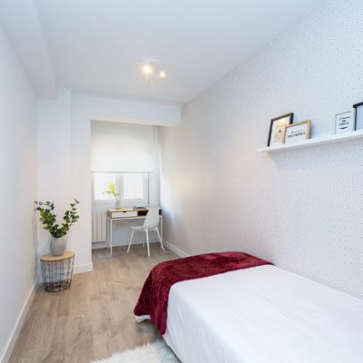 Dormitorio con zona de despacho