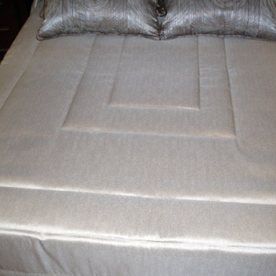 Dormitorio cortina y visillo + colcha edredón