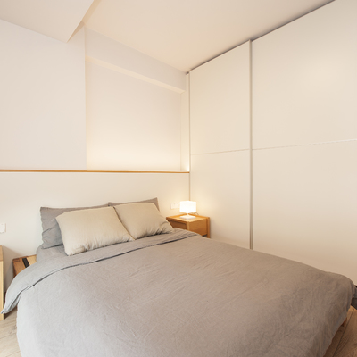 Dormitorio de estilo minimalista y de estilo escandinavo