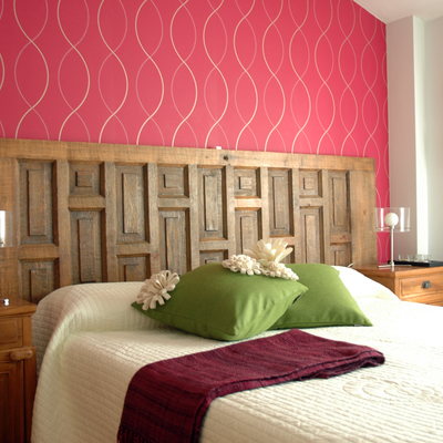 Dormitorio decorado con puerta recuperada como cabecero..