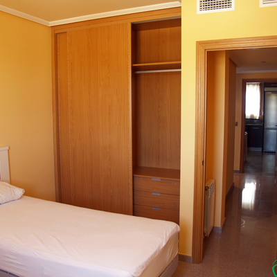 Dormitorio doble con armario empotrado en Villanueva de Gállego