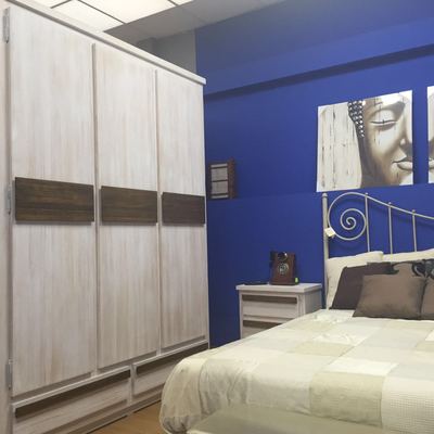 Dormitorio en pino texturizado.