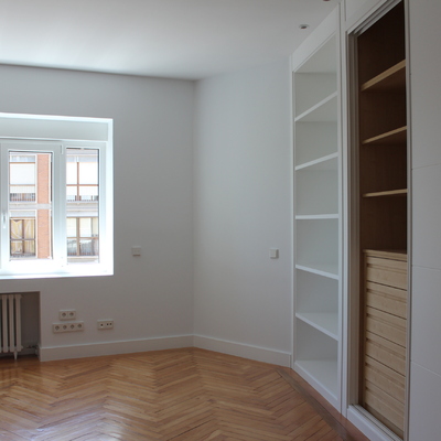 Dormitorio infantil, armario, ventana, parquet