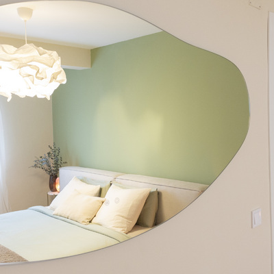 Dormitorio principal con vestidor y atmósfera serena