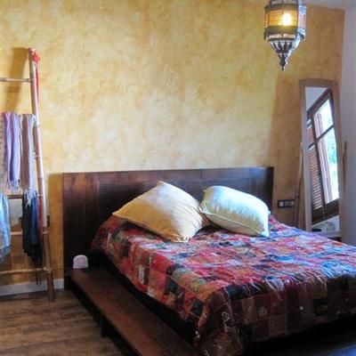 Dormitorio terminado, suelo parquet y pared decorada