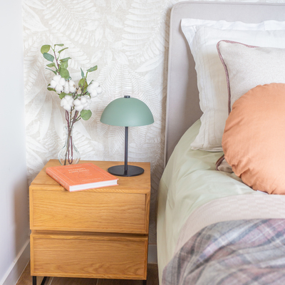 Dormitorio verde cálido