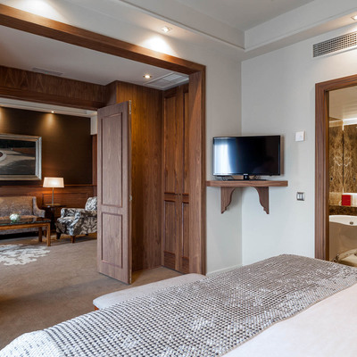 Dormitorio y baño hotel