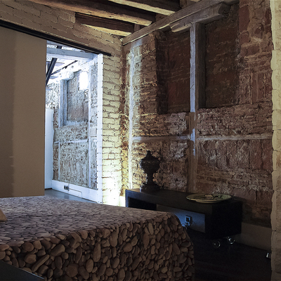 Dormitorio con ladrillo