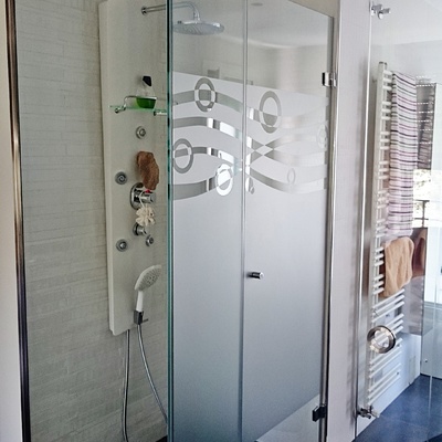 Ducha integrada al frontal de cristal de acceso al baño