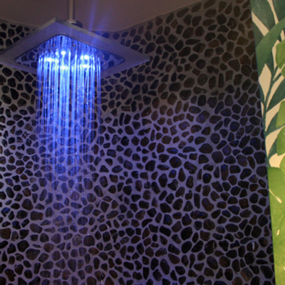 DUCHAS CON ILUMINACIÓN LED