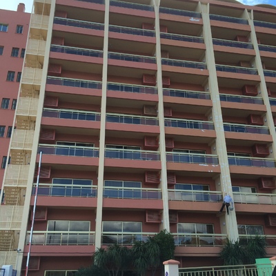 Rehabilitación de fachadas y cornisas, impermeabilizaciones.