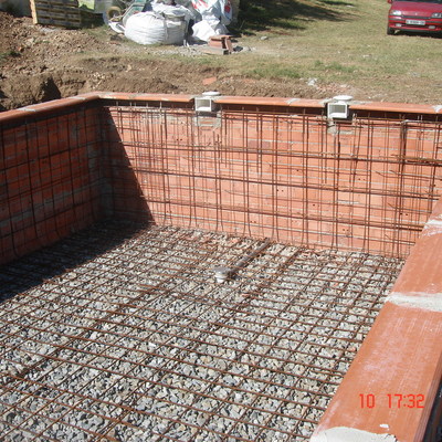 piscina,lavabos y pequeño bar